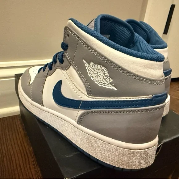 Air Jordan 1 mid (GS) True blue 5.5Y - Picture 4 of 7